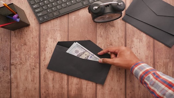 Retention bonuses explained: do they actually work?